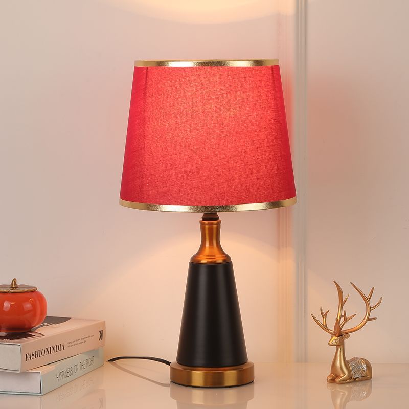 Moderne Tischlampe mit goldenen Akzenten