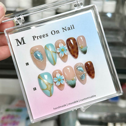 Künstlerisches Press-On Nagelkunstset mit floralen und Edelsteinen Akzenten Brehn