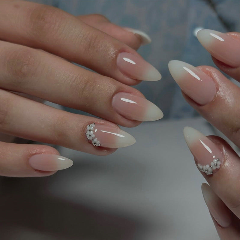 Kunstnagelset mit elegantem French-Tipp und ausgefallenen Dekordetails Brehn