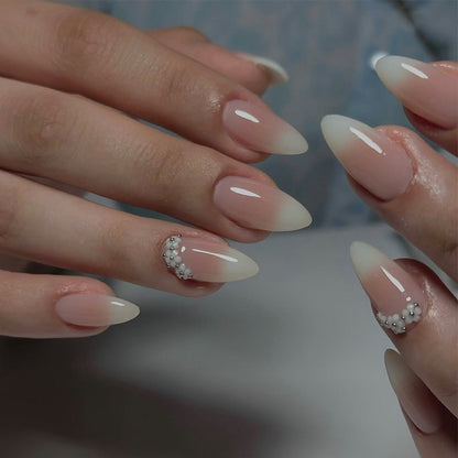 Kunstnagelset mit elegantem French-Tipp und ausgefallenen Dekordetails Brehn