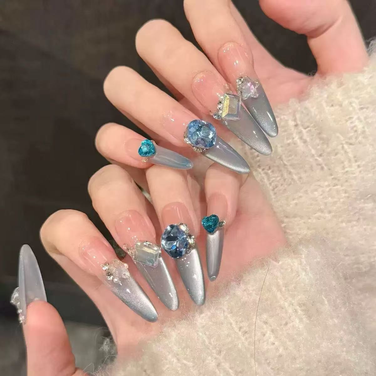 Glamouröse Kunstnagelspitzen mit eleganten Verzierungen Brehn