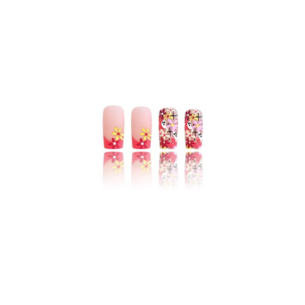 Kunstnagelset mit verspielten 3D-Motiven und blühenden Designs Brehn
