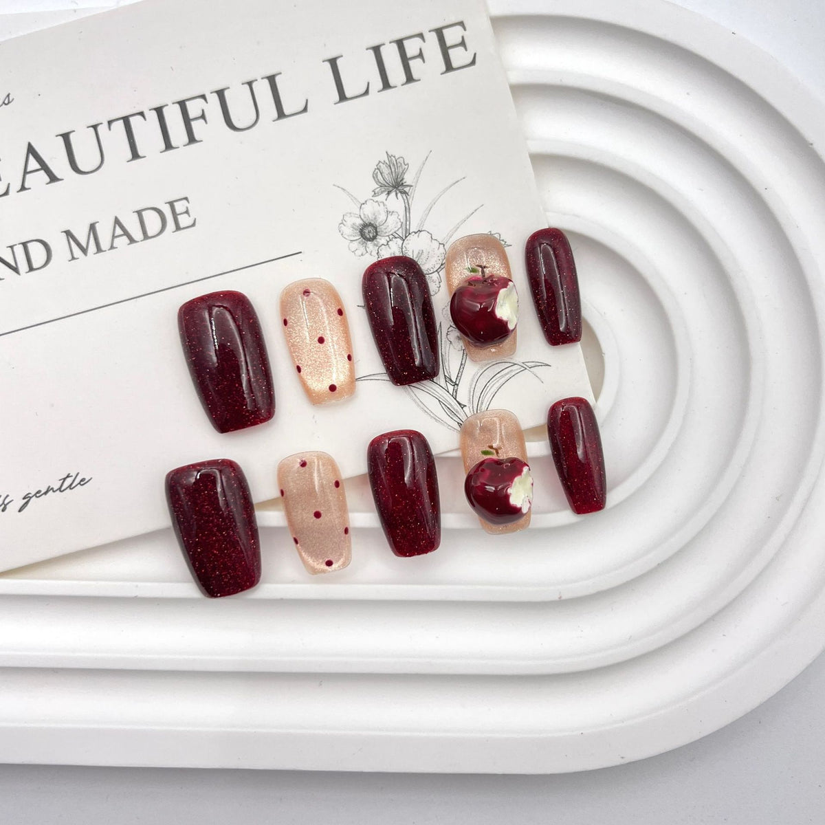 Künstlerisches Press-On Nagelkunst Set mit kreativen Apfel- und Punkten-Designs