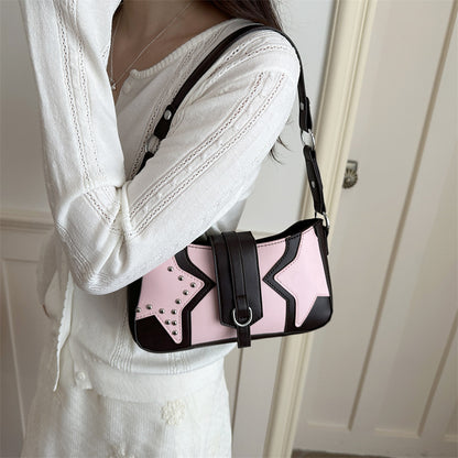 Nietenverzierte Handtasche