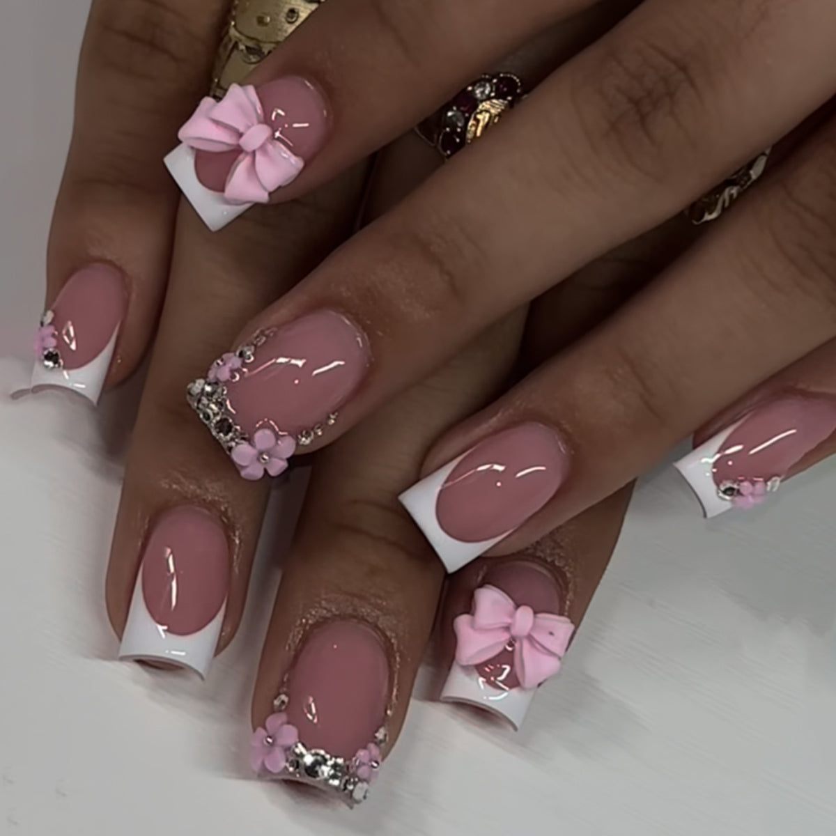 Kunstvolle Nagelkunst mit Blumen-Design und Blauem French Tip Brehn