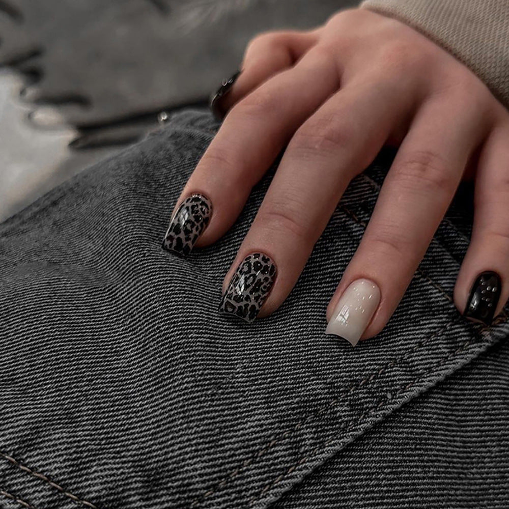 Kunstnagelset mit stylischem Leopardenmuster und eleganten Akzenten Brehn
