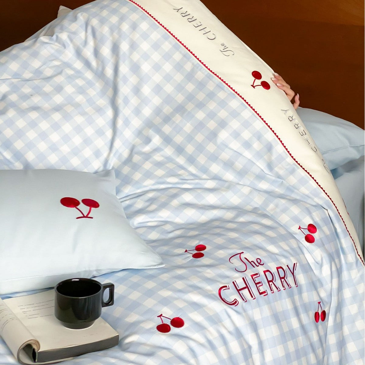 Bettwäsche-Garnitur mit Gingham-Karo und Kirsche-Stickerei