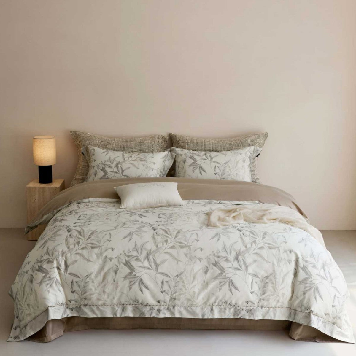 Wendbare Baumwollsatin Blumenbettwäsche mit besticktem Saum und Kopfkissenbezügen