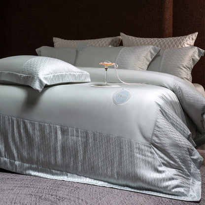 Seiden-ähnliches Jacquard-Satin-Bettbezug-Set mit gesticktem Wappen & Bett-Rock