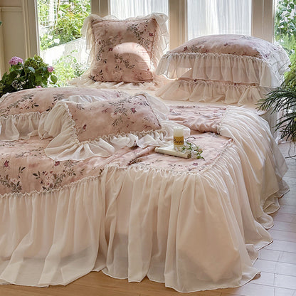 Luxuriöse Rüschen-Bettwäschegarnitur aus Baumwollmischgewebe mit Vintage-Blumenprint und dekorativem Bettrock