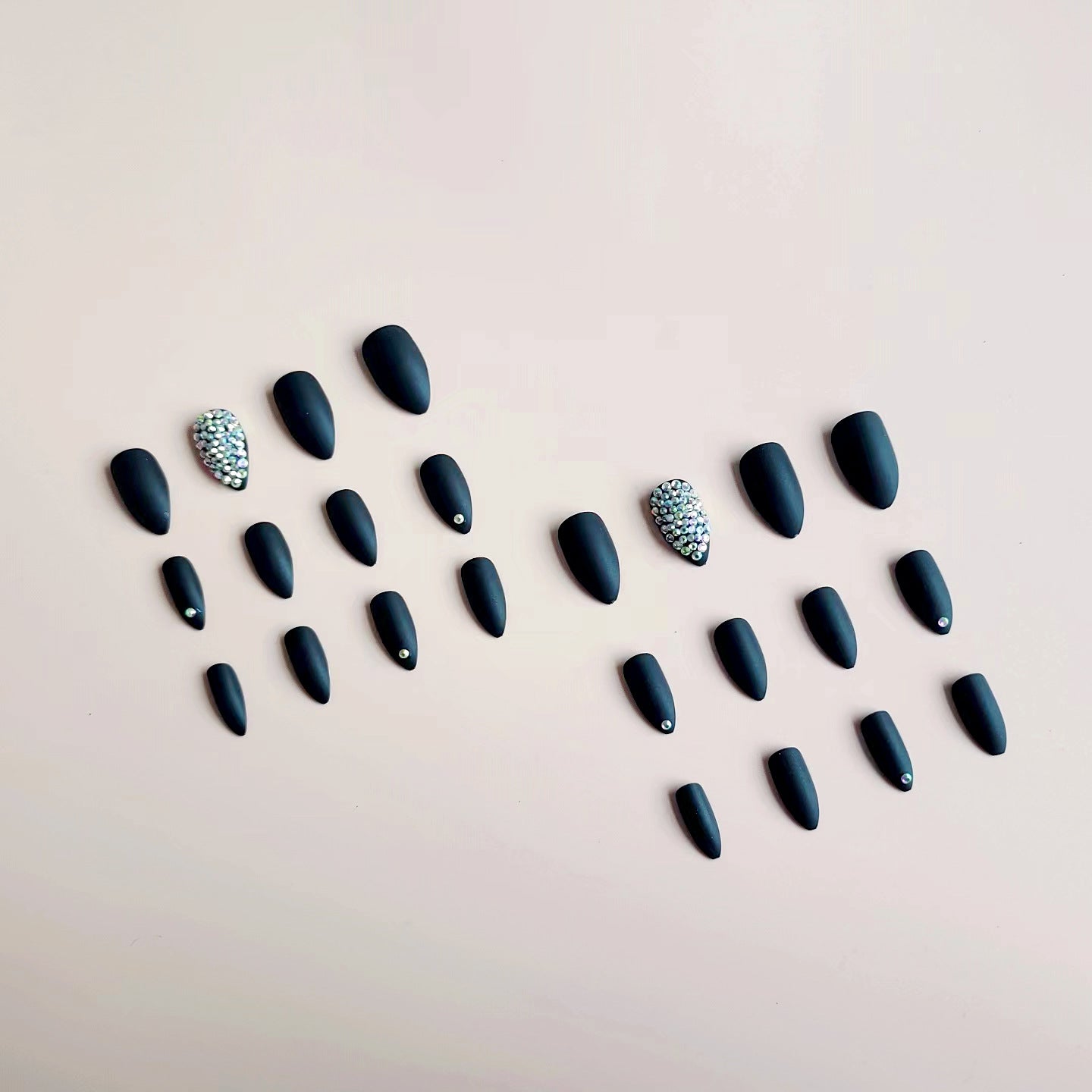 Kunstnagelset mit mattem Finish und funkelnden Akzenten Brehn