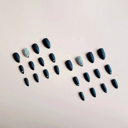 Kunstnagelset mit mattem Finish und funkelnden Akzenten Brehn
