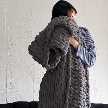 Überdimensionale Handgestrickte Grobstrick-Wohndecke aus Chenille