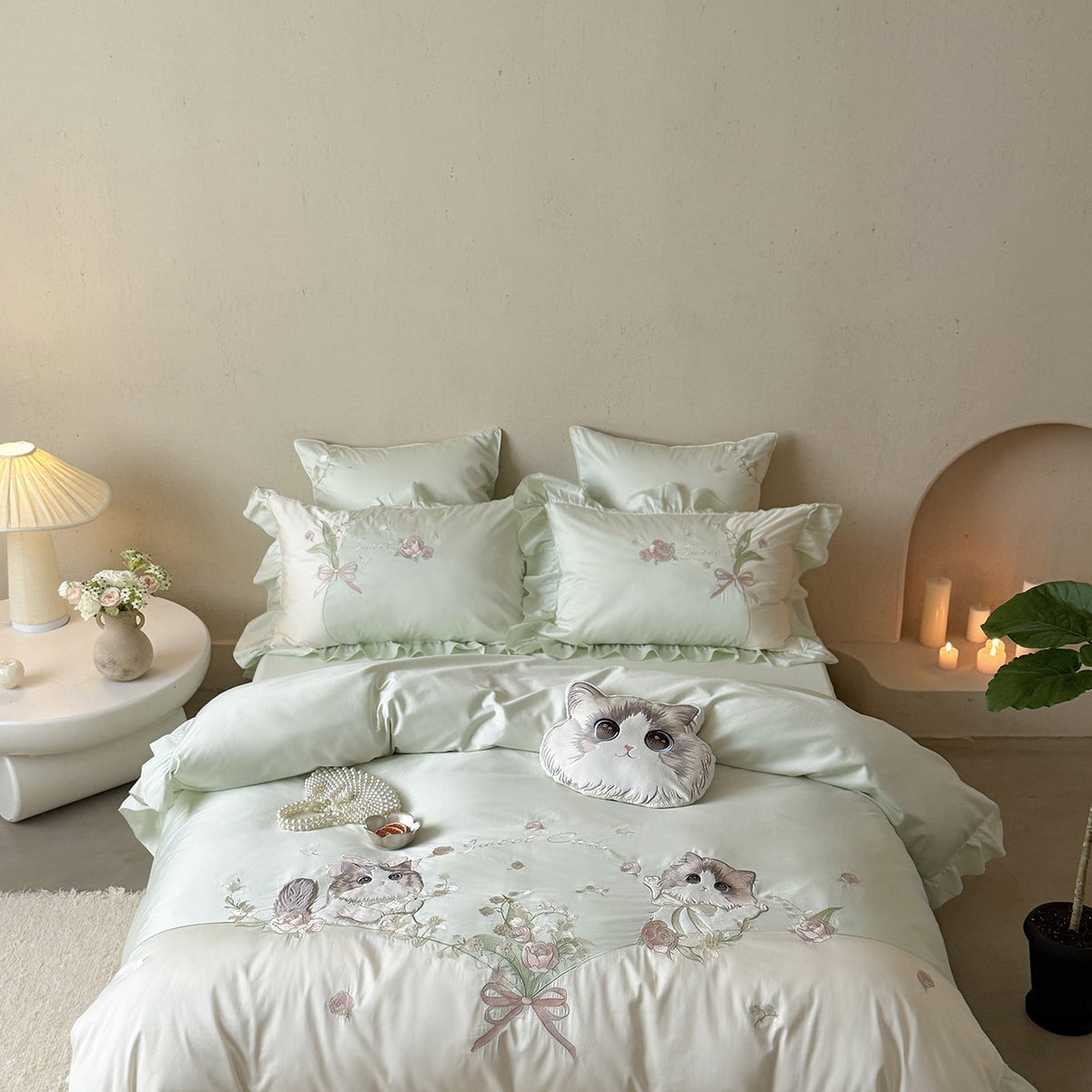 Luxuriöses besticktes Rüschensatin-Bettbezug-Set mit süßem Katzenmotiv
