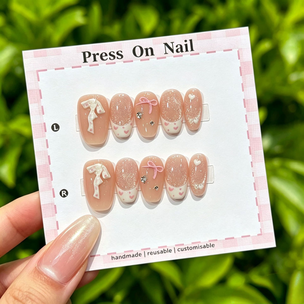 Künstlerisches Press-On Nail Art Set mit niedlichen Charakteren und Schleifenakzenten