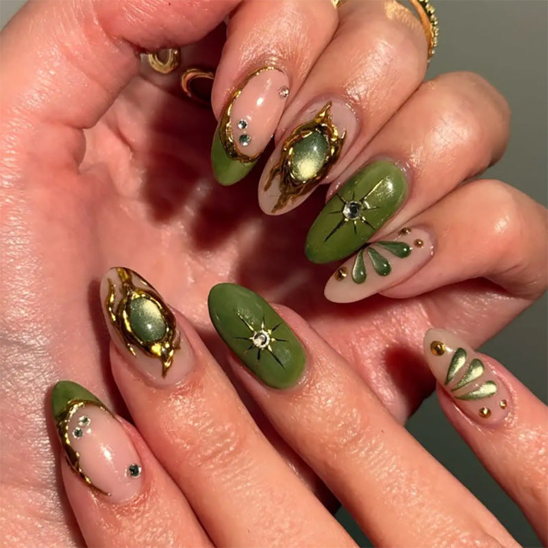 Kunstvolle Nagelverlängerungen mit elegantem Gold- und Grünglanz Brehn