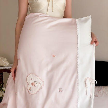 Romantisches Satin-Effekt Bettbezug-Set mit gesticktem Herz-Applikation, dekorativem Kissen und Schleifenverschluss