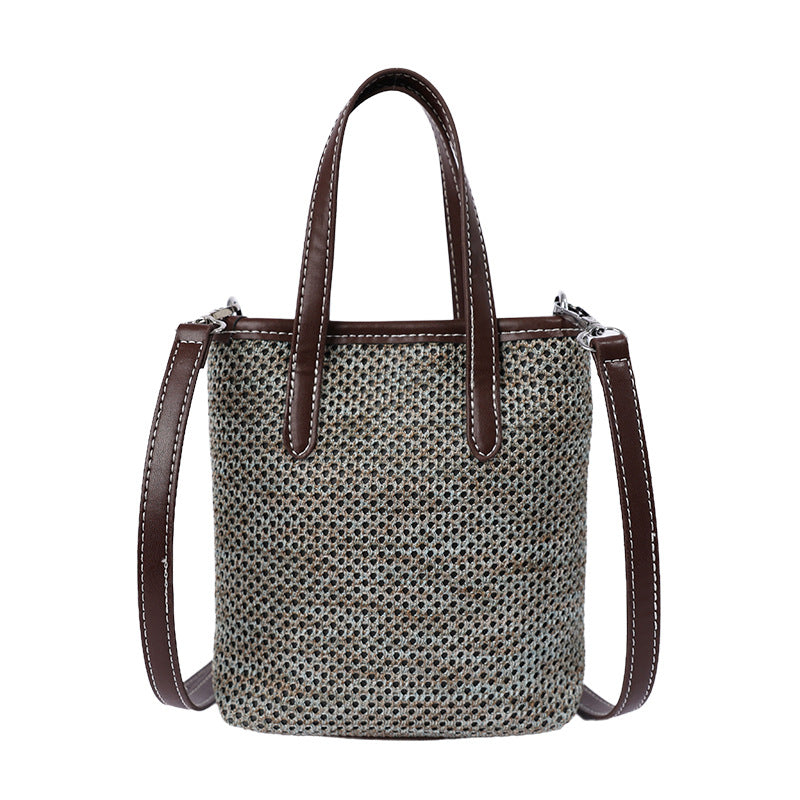 Gewebte Strandhandtasche mit dekorativem Charm