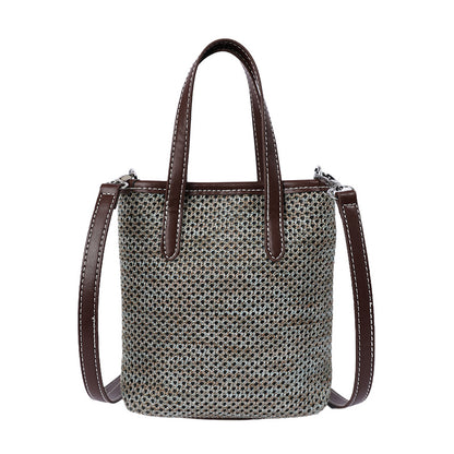 Gewebte Strandhandtasche mit dekorativem Charm