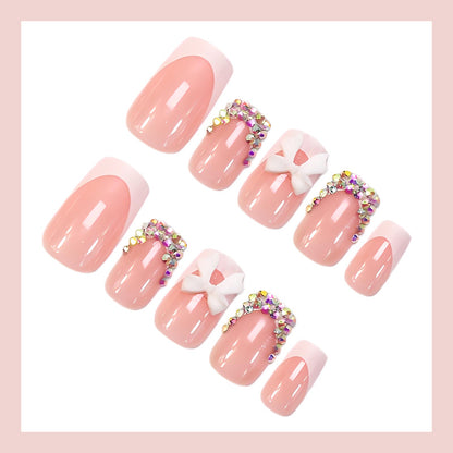 Kunstnagelset mit glamourösen Verzierungen Brehn