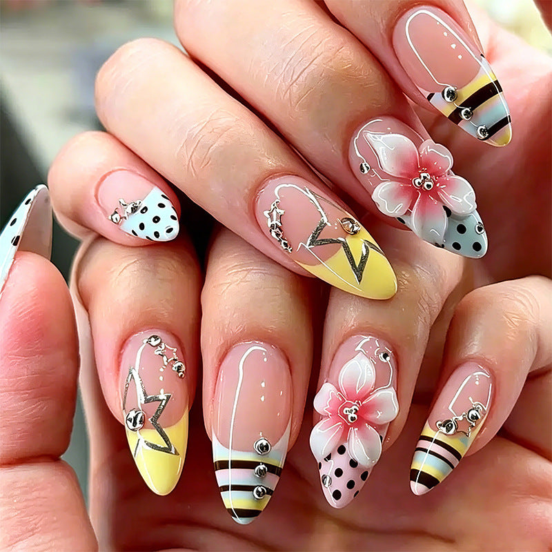 Exklusive Kunstnägel mit elegantem Tiermotiv und Glitzerakzenten Brehn