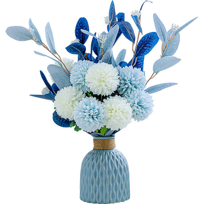 Lebensechte Blumenarrangement in dekorativer Vase