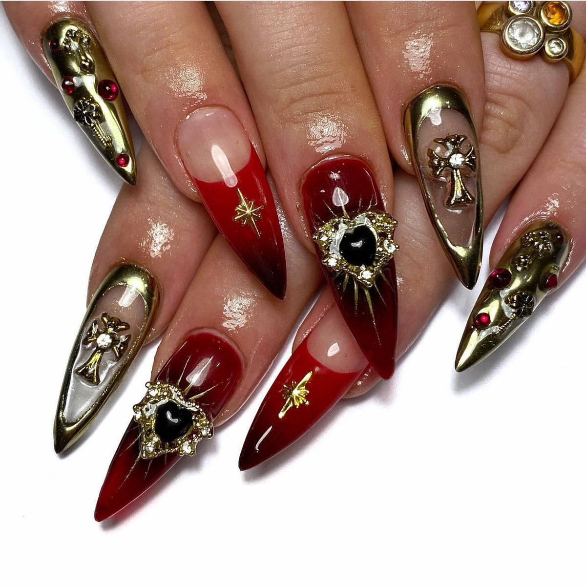 Kunstvolle Nagelverlängerungen mit luxuriösen Verzierungen Brehn