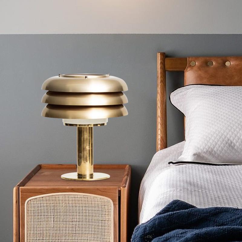Moderne ästhetische Tischlampe mit schichtweisem Schirmdesign