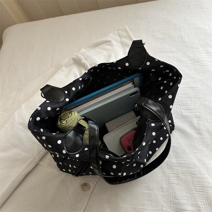 Stylische gepunktete Schultertasche
