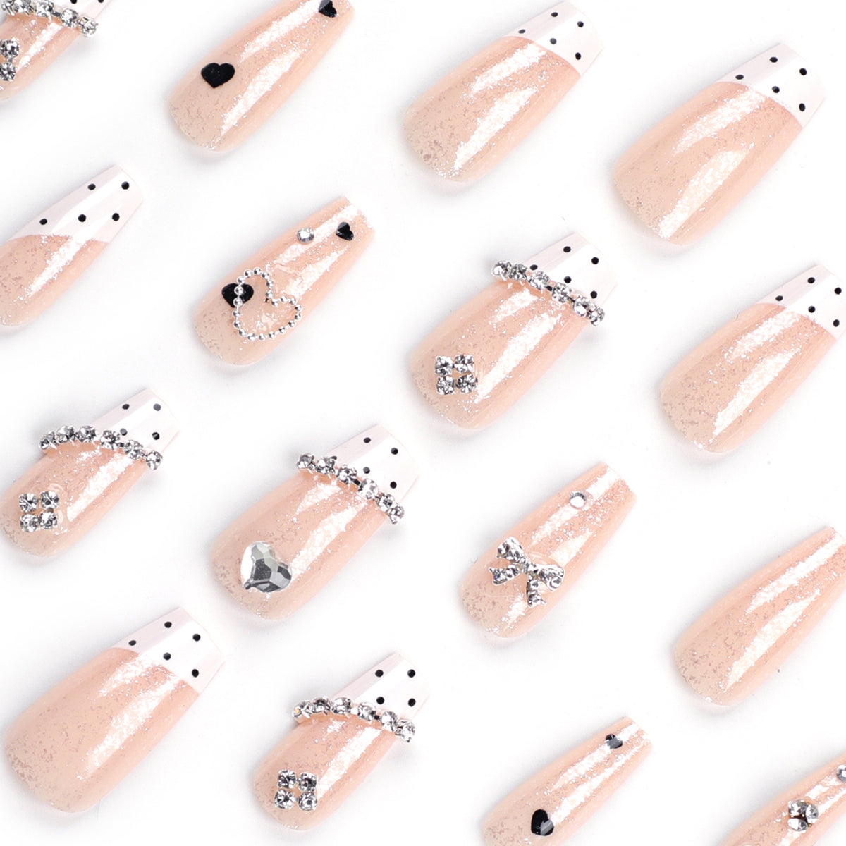Kunstvolle Nagelverlängerungen mit eleganten Strass- und Herzdesigns Brehn