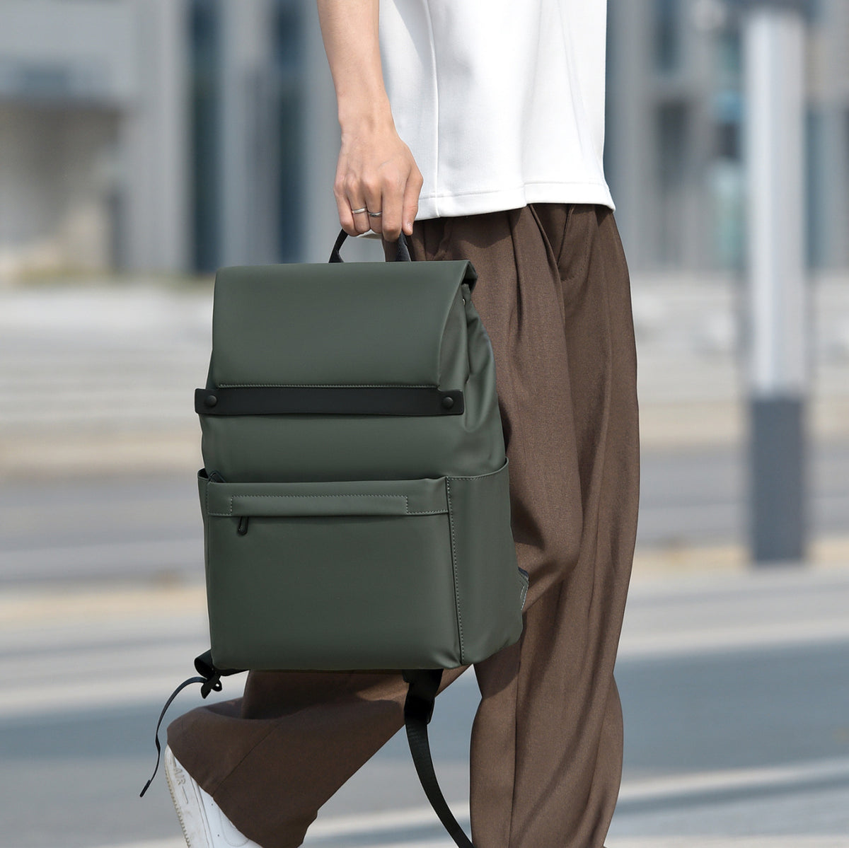 Moderner Roll-Top Wanderrucksack