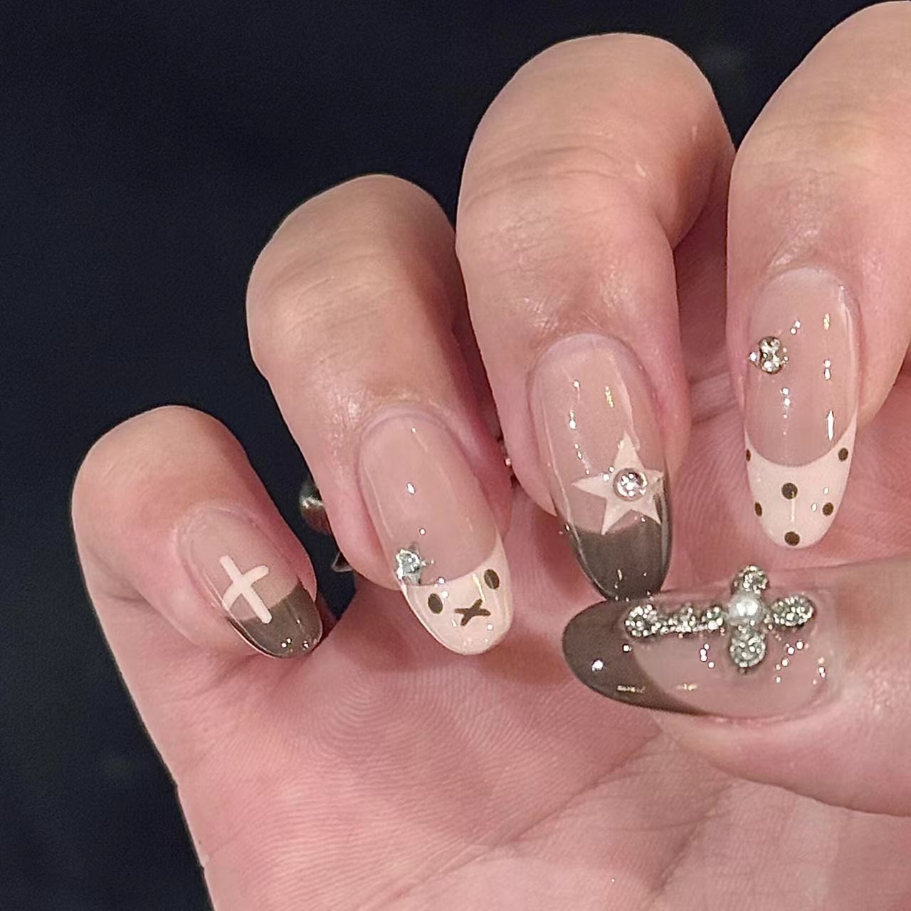 Künstlerisches Druck-Nageldesign mit dekorativen Akzenten Brehn