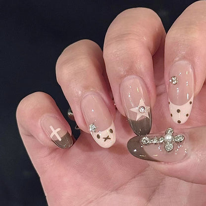 Künstlerisches Druck-Nageldesign mit dekorativen Akzenten Brehn