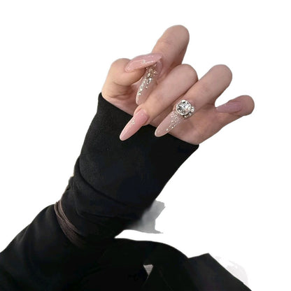 Elegante Stiletto-Nagelverlängerungen mit Kristallakzenten