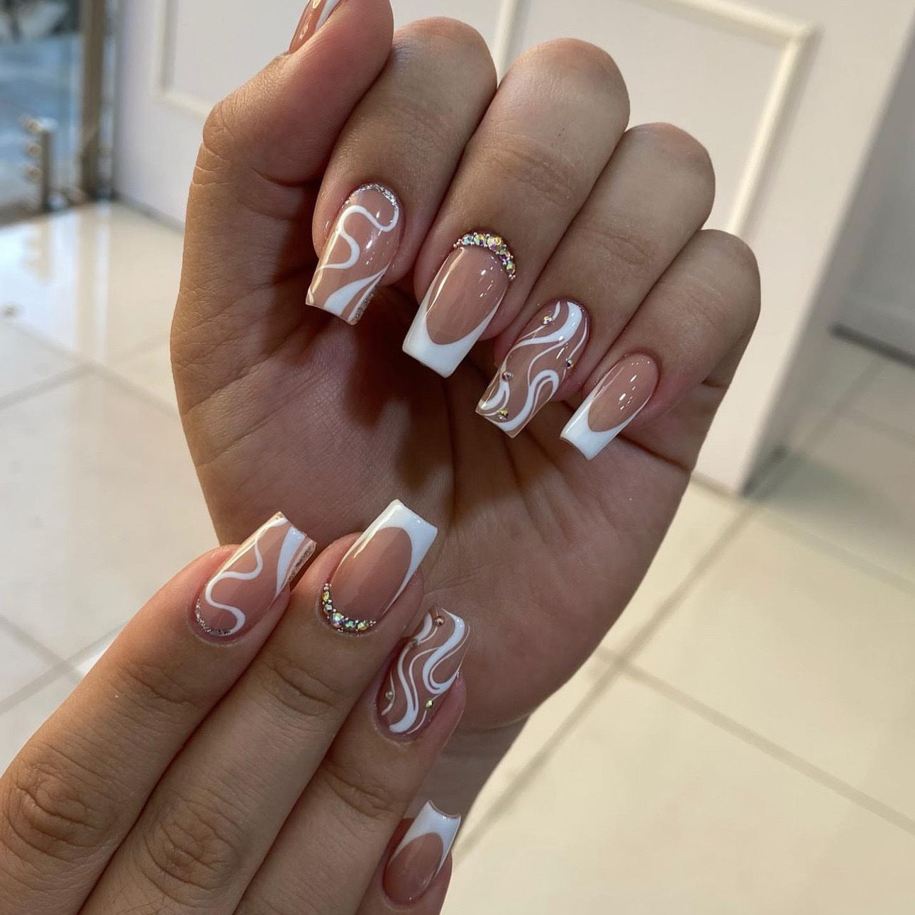 Kunstnagelset mit elegantem French Design und kreativen Akzenten Brehn