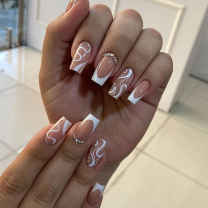 Kunstnagelset mit elegantem French Design und kreativen Akzenten Brehn