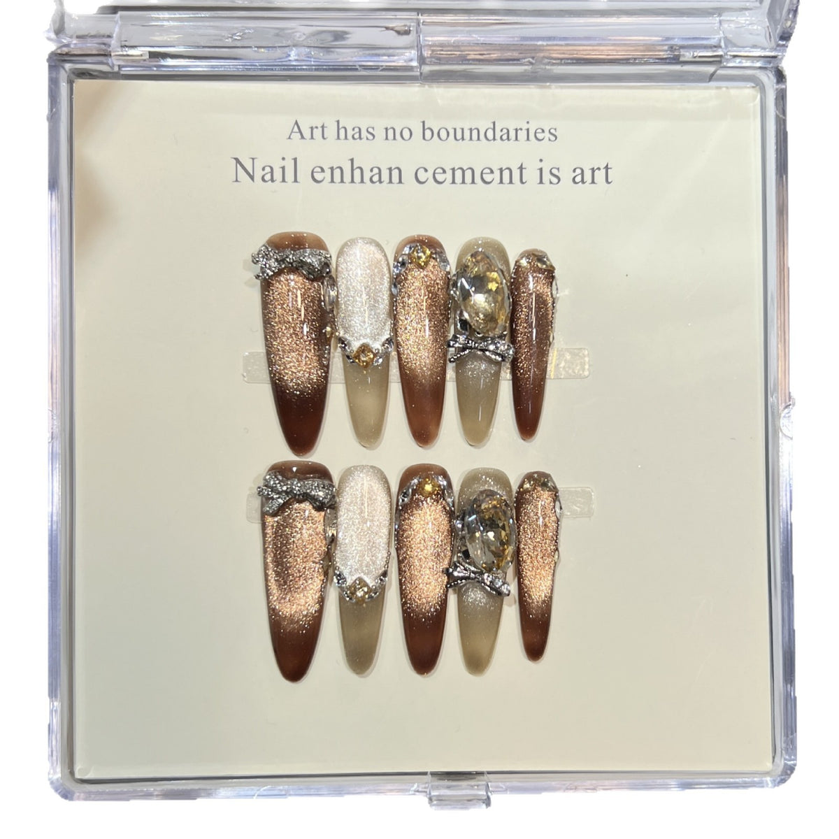 Künstlerisches Stiletto Press-On Nagelset mit Edelsteinakzenten Brehn