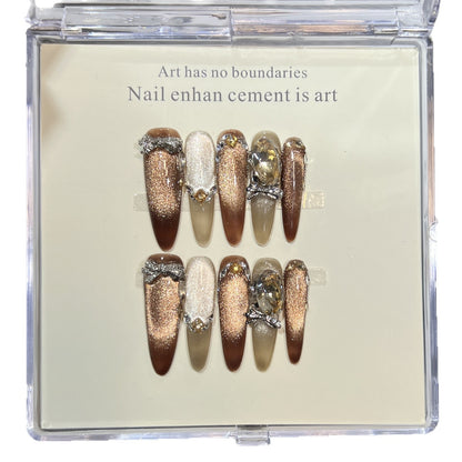 Künstlerisches Stiletto Press-On Nagelset mit Edelsteinakzenten Brehn