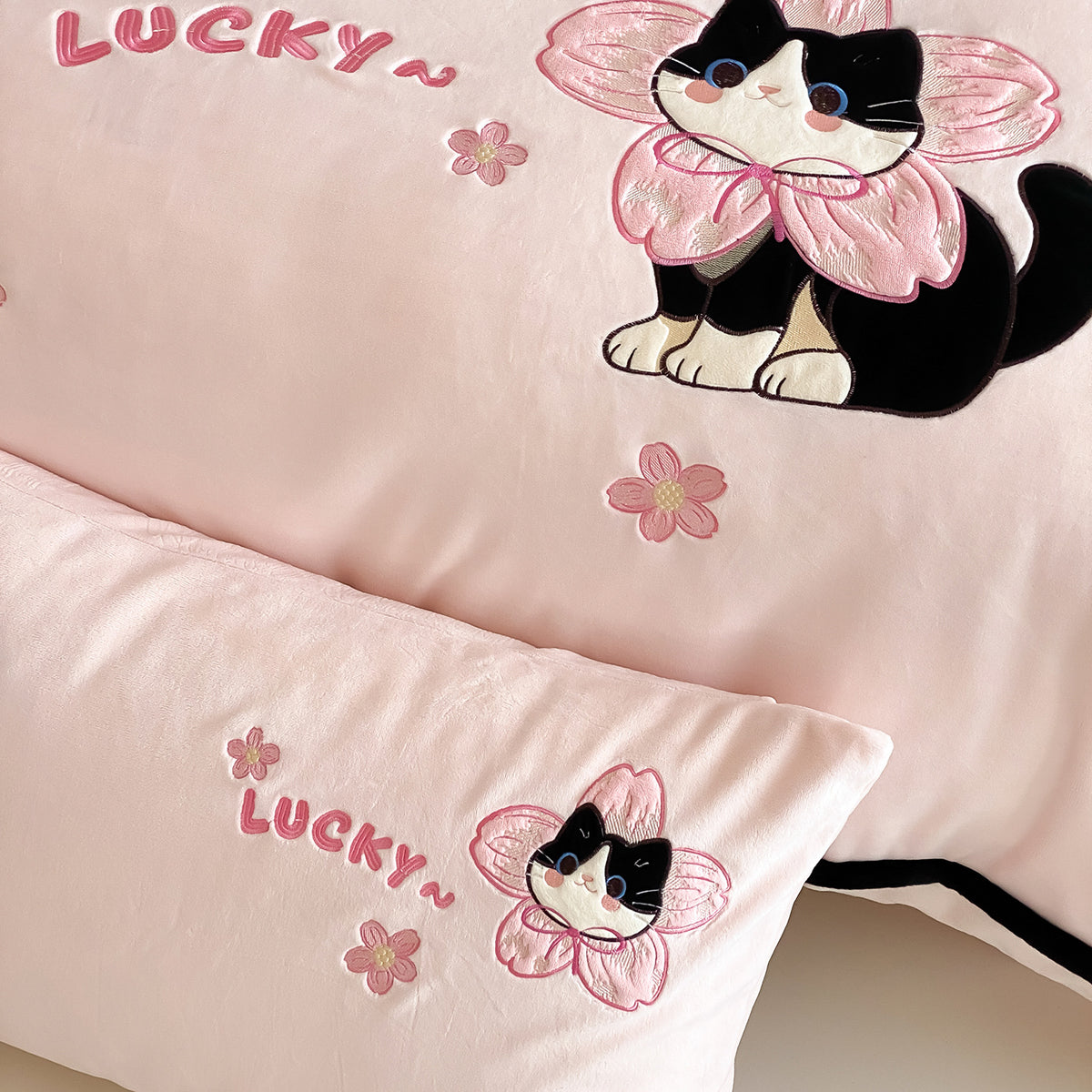 Dekorativer Baumwollsatin-Katzen-Applikation Bettbezug Set mit bestickten Blumen-Kissenbezügen und plüschigem Akzentkissen