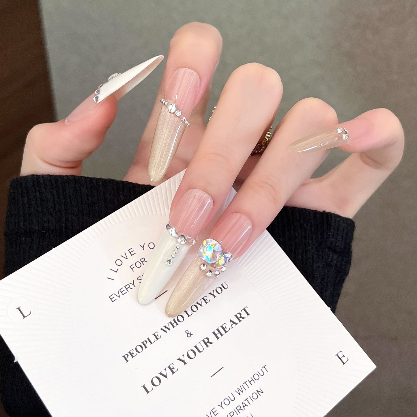 Elegante dekorative Press-On Nail Set Brehn