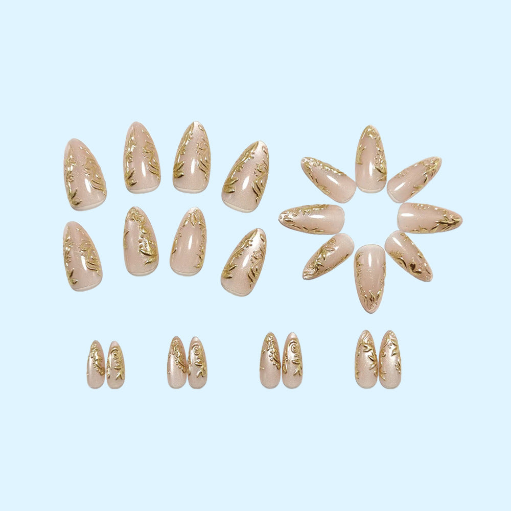 Glamouröse Kunstnägel mit filigranen Goldakzenten Brehn
