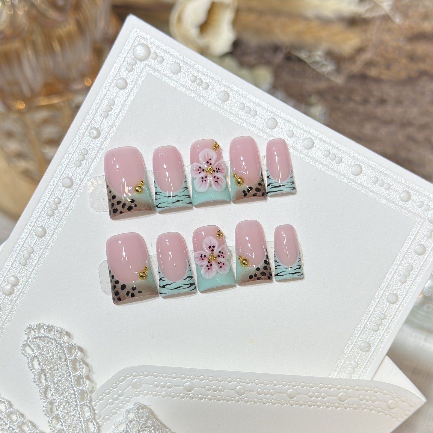 Künstlerisches Press-On-Nagel-Set mit floralem und gemustertem Design Brehn