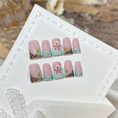 Künstlerisches Press-On-Nagel-Set mit floralem und gemustertem Design Brehn