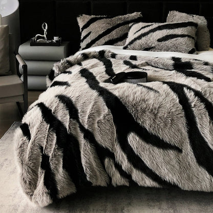 Tagesdecke aus Kunstfell mit Zebra‑Optik und extra flauschiger Struktur