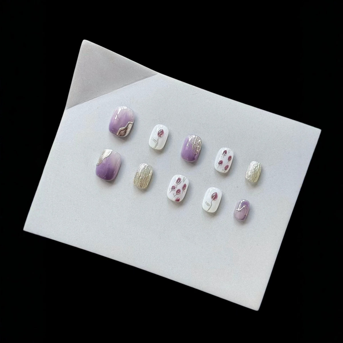 Künstlerisches Press-On-Nagelkunstset mit floralen und metallischen Akzenten