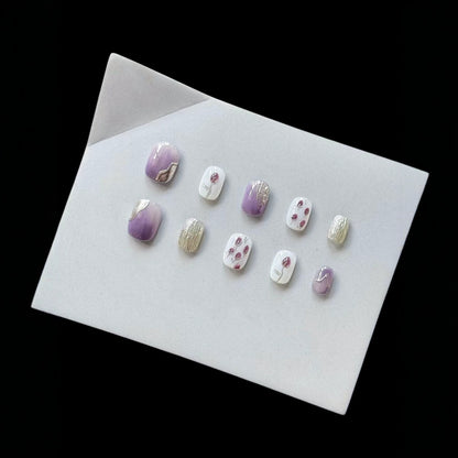 Künstlerisches Press-On-Nagelkunstset mit floralen und metallischen Akzenten