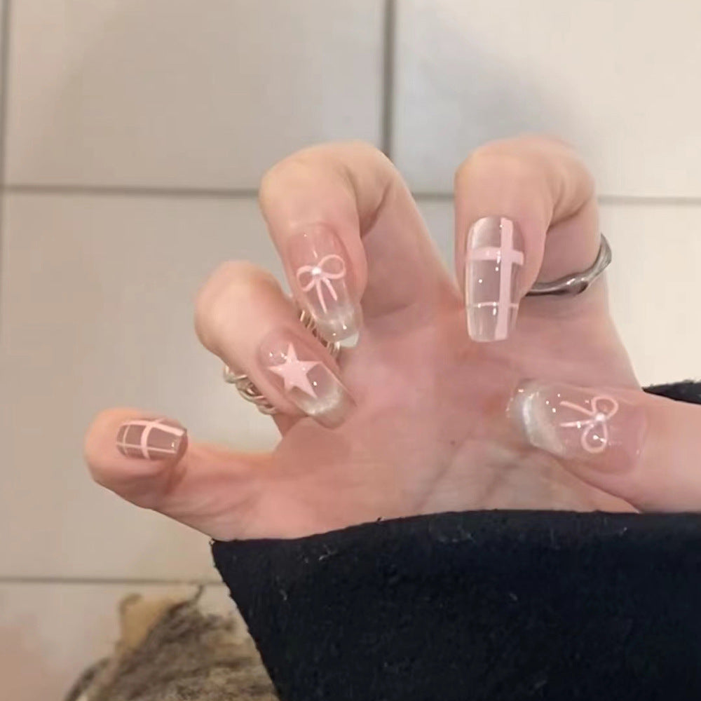 Kunstvolle Acryl-Nägel mit eleganten Schleifen- und Sternmotiven Brehn