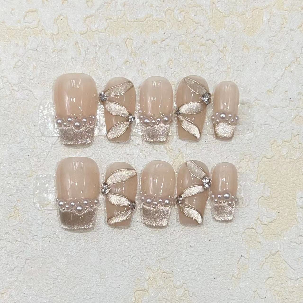 Luxuriöses dekoratives Press-On-Nagelset mit Perlen- und Edelsteinakzenten Brehn