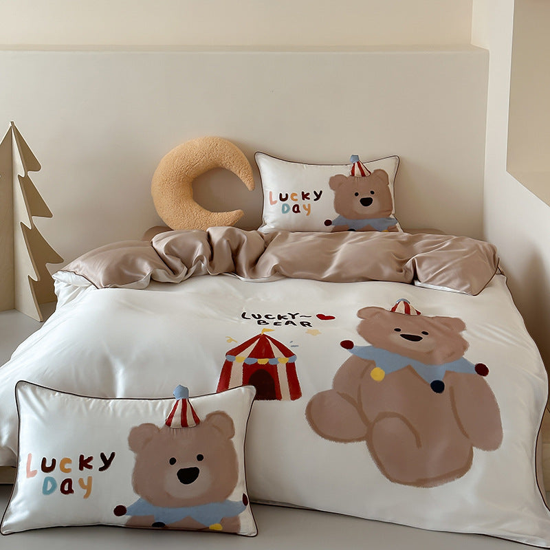 Kinderbettwäsche aus seidenmattem Satin mit illustrativem Panda- und Apfelprint sowie feiner Paspel