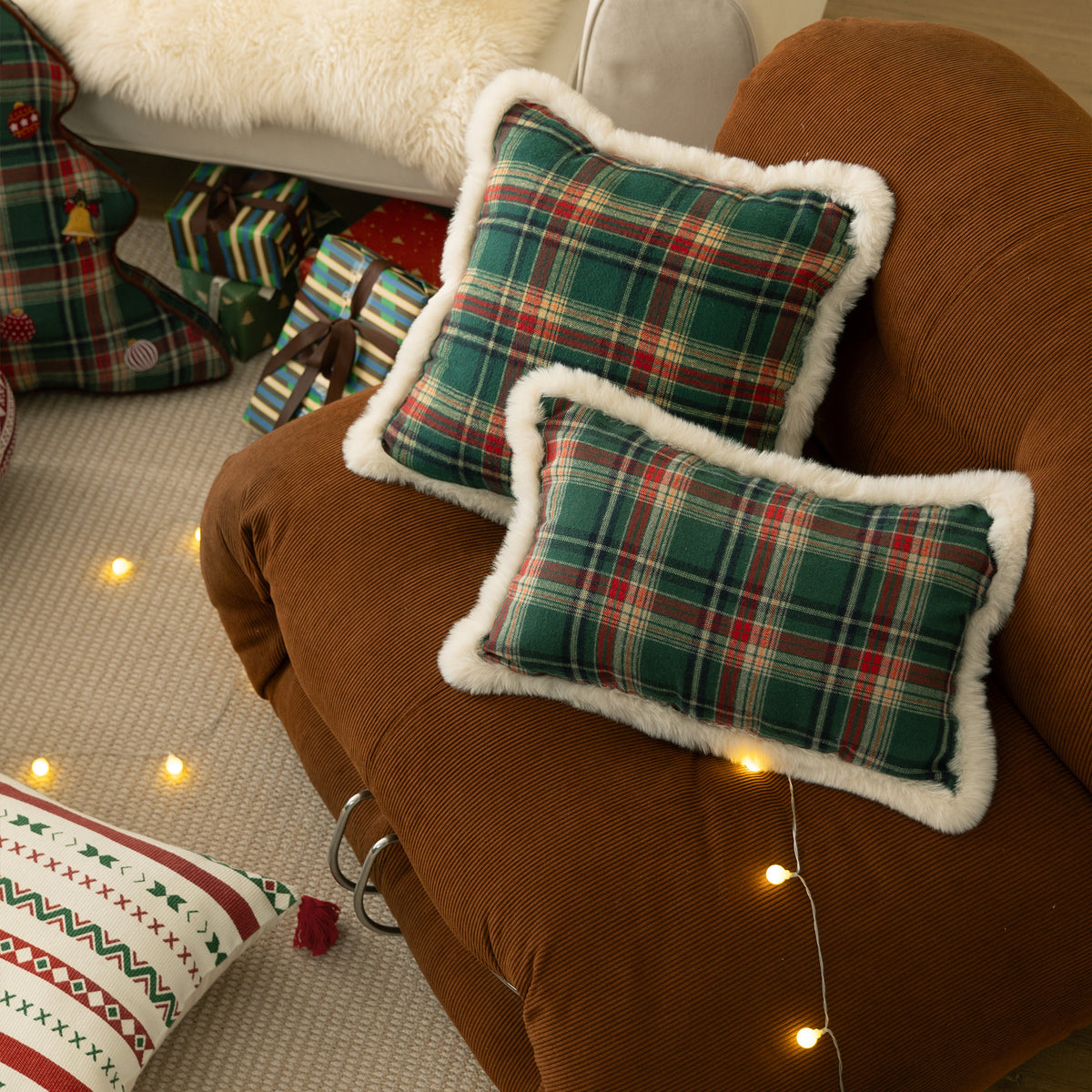 Weihnachtliches baumförmiges Dekokissen aus kariertem Flanell mit Stickapplikationen Brehn
